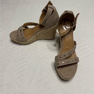 Report Women’s Tan Strappy Wedge Platform Sandals. Size 10